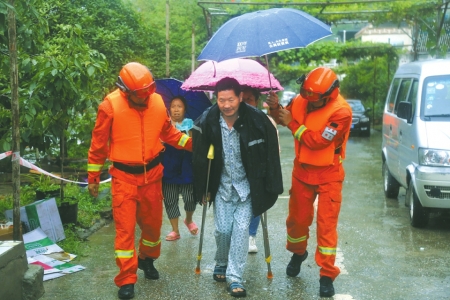 Transfer the affected people. According to China forest fire official micro