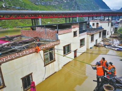 On August 20, rescuers sent life jackets to the affected people in Xinzhuang Village, Keku Township, Wenchuan County. Xinhua news agency