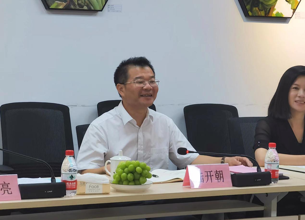 Director of Agricultural Office of Zhaoqing Municipal Committee, Party Secretary and Director of Municipal Agricultural and Rural Bureau, and Director of Municipal Rural Revitalization Bureau Lu Kaichao.