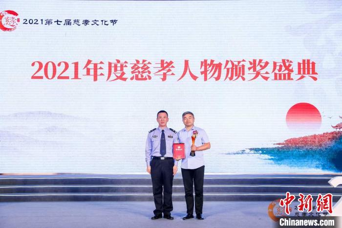 Policeman Sui Yonghui (left) attended the 7th Cixiao Culture Festival in 2021. Tan Yukun photo Policeman Sui Yonghui (left) attended the 7th Cixiao Culture Festival in 2021. Tan Yukun photo
